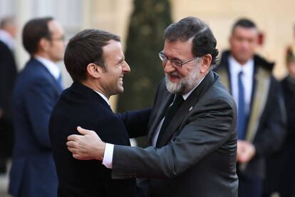 Emmanuel Macron saluda a Mariano Rajoy a las puertas del Elíseo el pasado 12 de diciembre. / AFP/ ALAIN JOCARD