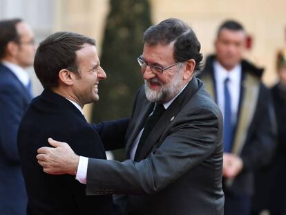 Emmanuel Macron saluda a Mariano Rajoy a las puertas del Elíseo el pasado 12 de diciembre. / AFP/ ALAIN JOCARD