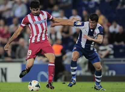 Diego Costa pelea un bal&oacute;n con Javi L&oacute;pez.