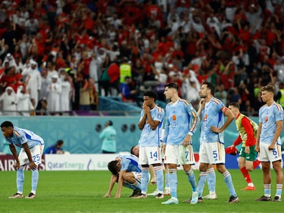 Jugadores de la selección española tras perder ante Marruecos, el martes en el estadio Ciudad de la Educación.