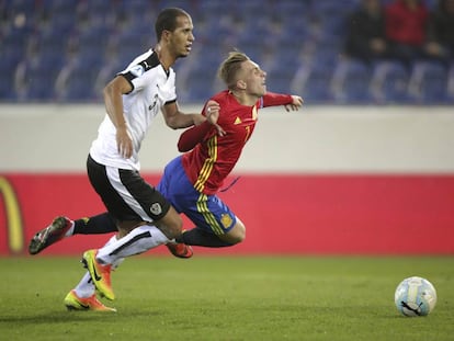 Deulofeu cae en presencia de Schoissengeyer.