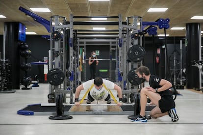 Un cliente se entrena en el gimnasio Dir Diagonal, en Barcelona. 