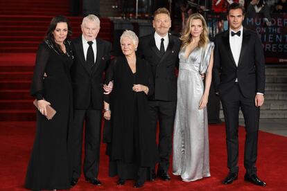 Sergei Polunin, Olivia Colman, Derek Jacobi, Dame Judi Dench, Kenneth Branagh, Michelle Pfeiffer y Tom Bateman, en el estreno de Asesinato en Orient Express, en Reino Unido.