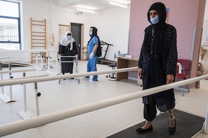 Dos mujeres amputadas durante su rehabilitación, en una sala exclusivamente femenina del centro de rehabilitación del CICR de Erbil.