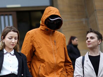 El hombre ucranio que asegura haber sido torturado por militares rusos camina con la abogada Tsvetelina van Benthem y la periodista Nataliya Gumenyuk, fuera del Juzgado Federal de Comodoro, en Buenos Aires, el 15 de abril.