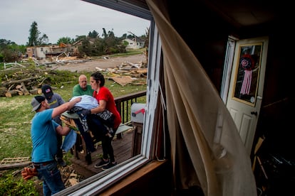 Varias personas intentaban el recuperar ropa y objetos personales de su vivienda tras el tornado que ese día arrasó el pequeño pueblo de Gaylord (Michigan, Estados Unidos).