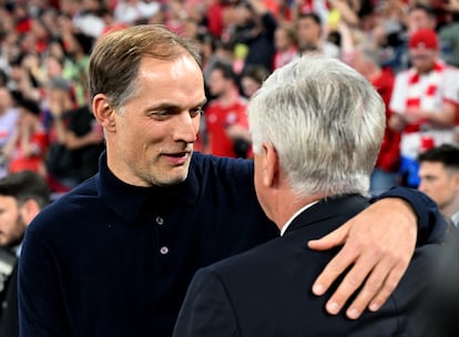 Thomas Tuchel, entrenador del Bayern, se saluda con Carlo Ancelotti, entrenador del Real Madrid.