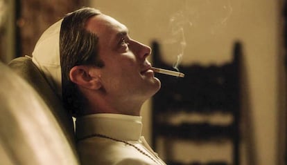 Jude Law, en un fotograma de la serie 'El joven Papa'.