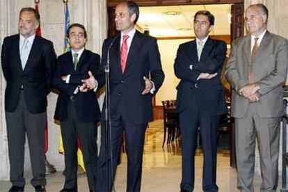 Francisco Camps, acompañado del vicepresidente del Consell, Víctor Campos y los tres consellers que cambian de cartera.