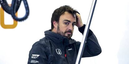 Fernando Alonso, el garaje de McLaren.