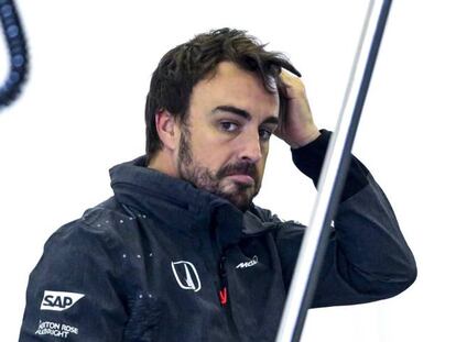Fernando Alonso, el garaje de McLaren.