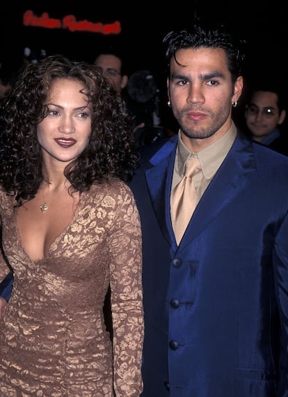 Jennifer Lopez se ha casado en tres ocasiones. En febrero de 1997, cuando su carrera como actriz empezaba a despegar, se casó con el cubano Ojani Noa. Un matrimonio que no duró ni un año, y en enero de 1998 Lopez presentaba una demanda de divorcio. Años después acabarían en los tribunales pues Noa quería publicar un libro sobre su relación, lo que le fue prohibido por el juez por quebrantar el acuerdo de confidencialidad. En la imagen Jennifer Lopez y Ojani Noa, en 1977.