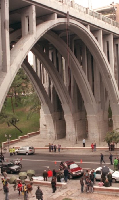 Un hombre de 47 años se ha lanzado desde el viaducto de la calle Bailén de Madrid, después de haber quitado la vida horas antes a su compañero sentimental.