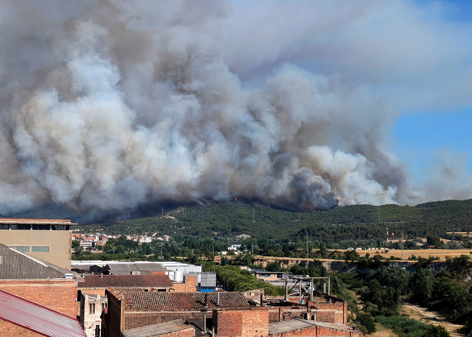 Los bomberos siguen trabajando en tres incendios simultáneos en Cataluña