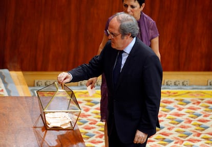El candidato socialista a la presidencia de la Comunidad de Madrid, Ángel Gabilondo, durante la votación del pleno constitutivo de la Asamblea en la que la alcaldesa en funciones de Pozuelo de Alarcón, Paloma Adrados (PP), ha sido elegida nueva presidenta de la Asamblea, el 9 de junio de 2015.
