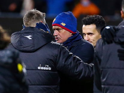 Mourinho habla con el entrenador del Bodo Glimt, Kjetil Knutsen, tras terminar el partido.