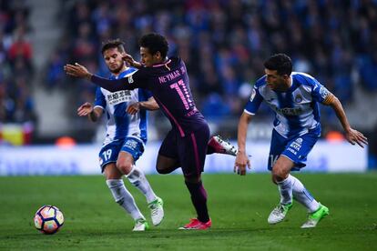 Neymar se lleva el balón ante Piatti y Javi López.