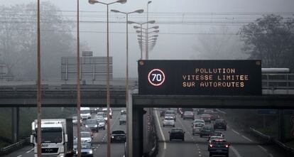 Um painel recomenda redução da velocidade para se poluir menos em Paris.