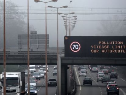 Um painel recomenda redução da velocidade para se poluir menos em Paris.