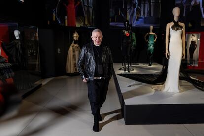 El modista francés Jean-Paul Gaultier presenta la exposición 'Cine y moda. Por Jean-Paul Gaultier' en el Caixaforum de Madrid, el 17 de febrero de 2022.