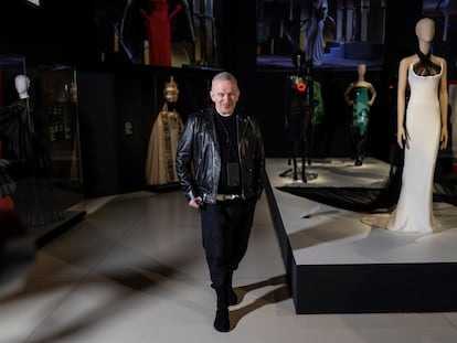 El modista francés Jean-Paul Gaultier presenta la exposición 'Cine y moda. Por Jean-Paul Gaultier' en el Caixaforum de Madrid, el 17 de febrero de 2022.