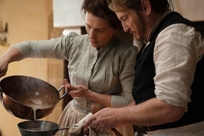 Juliette Binoche y Benoît Magimel en la película 'A fuego lento' (2023), de Tran Anh Hung, propuesta por Francia para competir por los premios Oscar, sin éxito.