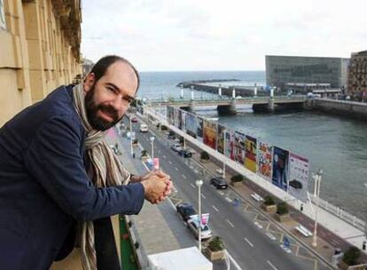 Jaime Rosales, director de <i>Tiro en la cabeza,</i>  ayer en San Sebastián. Al fondo, el Kursaal, principal sede del festival.