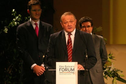 Urdangarin, con Jean-Marie Leblanc (en primer término) y Jaume Matas en el Foro del Deporte, en 2005.