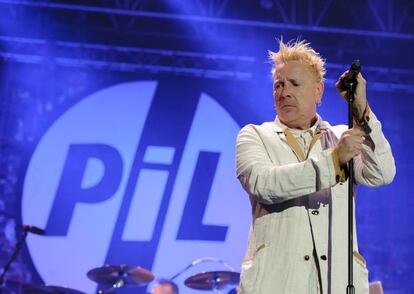 Lydon durante una actuación con su grupo, PIL.