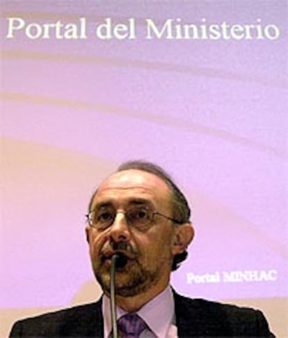 El ministro de Hacienda Cristobal Montoro en la sede de su departamento.