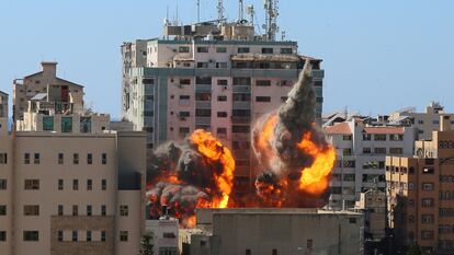 A aviação israelense derruba torre de 12 andares, sede da Associated Press e da Al Jazeera, neste sábado. No vídeo, o momento em que o edifício desaba.