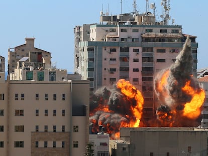 A aviação israelense derruba torre de 12 andares, sede da Associated Press e da Al Jazeera, neste sábado. No vídeo, o momento em que o edifício desaba.