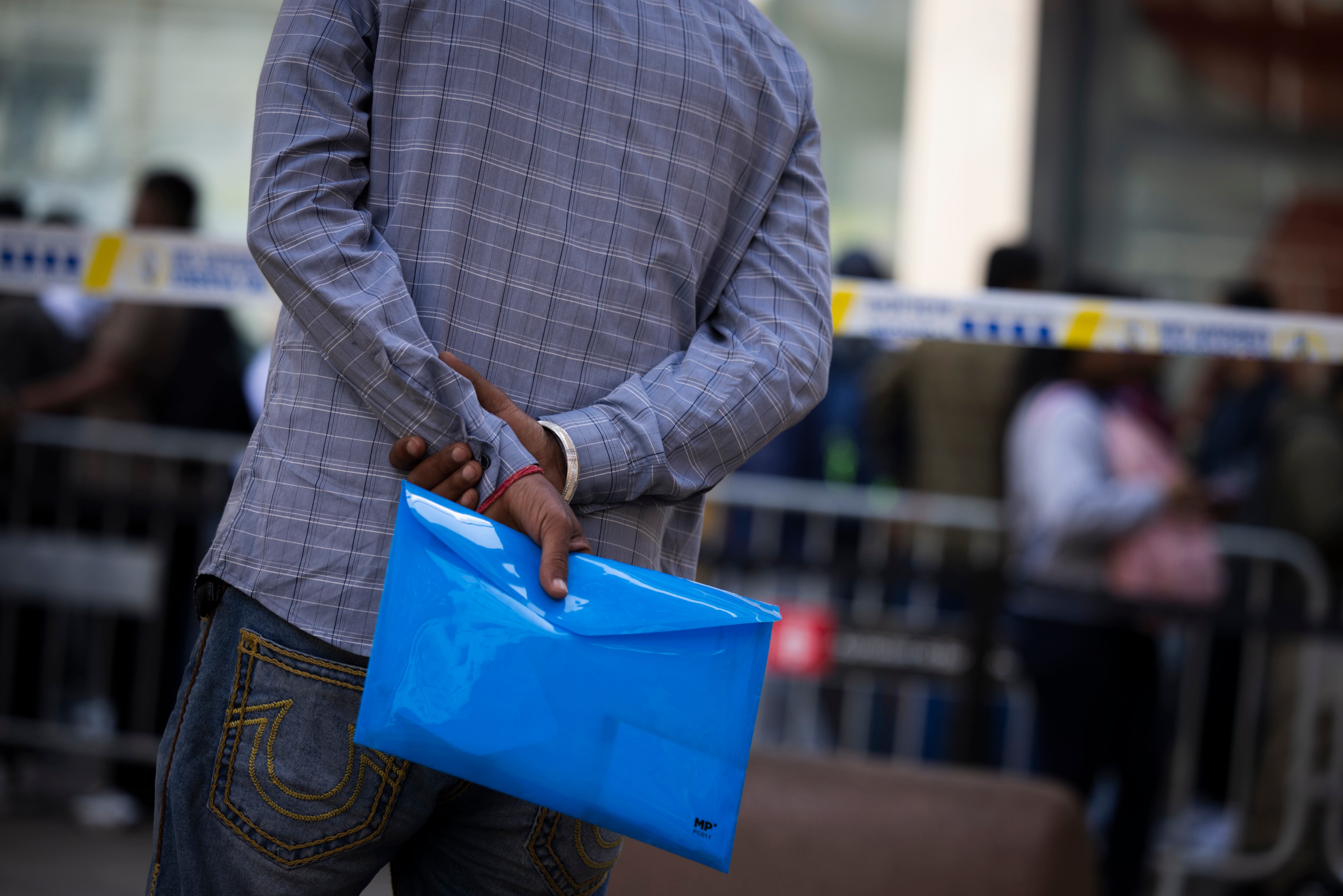 Colas frente a la OAC de Plaza Sant Miquel, frente al ayuntamiento de Barcelona, para la regularización Extraordinaria para Personas Migrantes