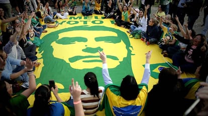 Apoiadores de Jair Bolsonaro (PSL) reunidos no hospital Albert Einstein, em São Paulo, onde o candidato está internado.