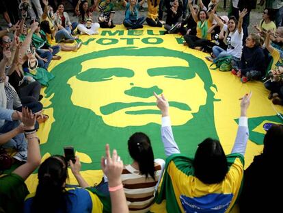Apoiadores de Jair Bolsonaro (PSL) reunidos no hospital Albert Einstein, em São Paulo, onde o candidato está internado.