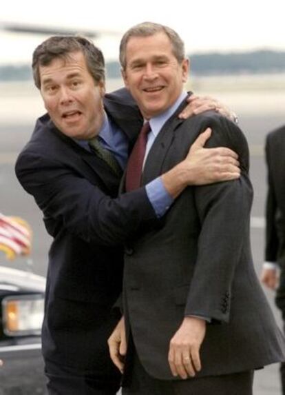 Jeb Bush y su hermano George W., en una imagen de 2001.