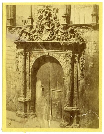 Portal de la casa en 1856, cuando ya se había empezado a derribarla, tal y como se ve por una de las ventanas superiores.