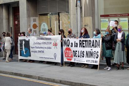 Concentración de apoyo a Irune Costumero durante la segunda jornada del juicio en Bilbao.
