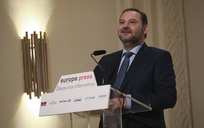 El ministro de Fomento, José Luis Ábalos, este lunes en un desayuno informativo en Madrid.