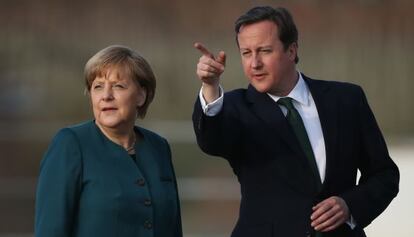 Angela Merkel y David Cameron, reunidos en abril de 2013 en Meseberg (Alemania). 