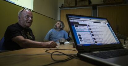 Dos componentes de Los Plácidos, en la sala donde manejan la cuenta del twitter de la calle.