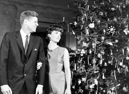 John Fitzgerald Kennedy y su esposa Jackie posan junto al árbol de la Casa Blanca en 1962