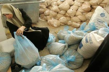 Una mujer palestina recoge una bolsa de comida recibida a través del Programa Mundial de Comida.