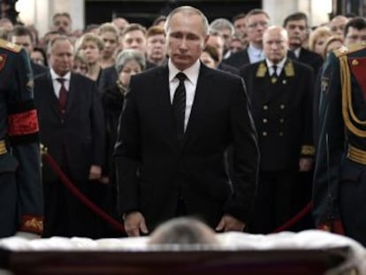 El presidente ruso se reúne con la cúpula de Defensa tras una breve visita al velatorio del embajador ruso asesinado en Turquía