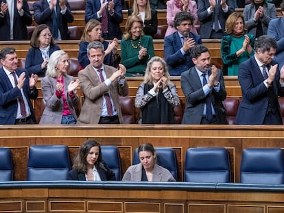 Los diputados del PP aplauden a Cuca Gamarra, su portavoz, durante el pleno para la toma en consideración de la reforma de la 'ley del solo sí es sí'.