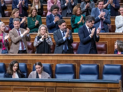 Los diputados del PP aplauden a Cuca Gamarra, su portavoz, durante el pleno para la toma en consideración de la reforma de la 'ley del solo sí es sí'.