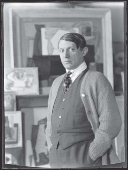 Retrato realizado a Picasso en 1921. Poco después de llegar a París, el artista, corredor de arte y coleccionista Henri-Pierre Roché le encargó a Man Ray que fotografiara las pinturas que el malagueño tenía en su estudio (© 2011 Man Ray, VG Bild-Kunst, Bonn / cortesía de Schirmer/Mosel).