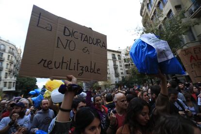 Participantes en la protesta organizada por "Picnic per la República" en un cruce de calles próximo a la Delegación de Gobierno en Cataluña, en Barcelona.