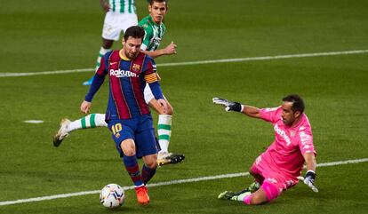 Messi davant de la sortida del porter del Betis, Claudio Bravo.