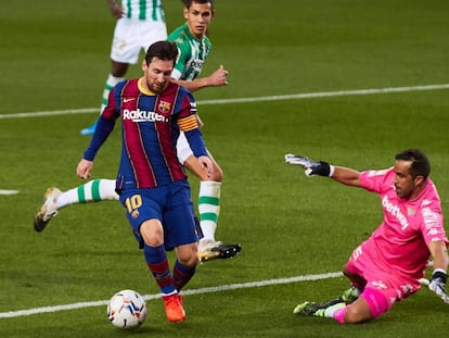 Messi davant de la sortida del porter del Betis, Claudio Bravo.